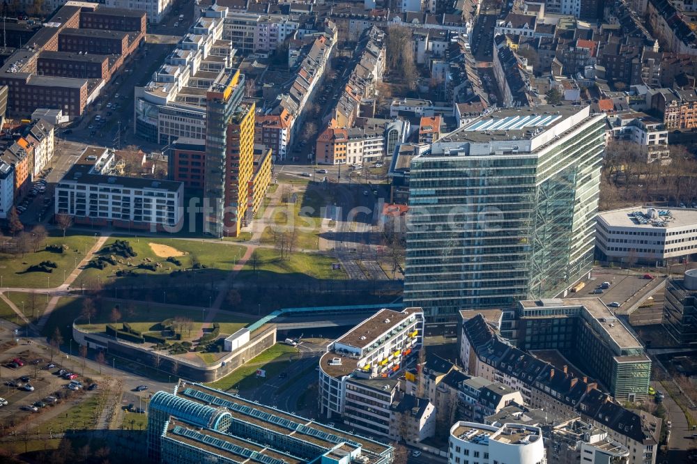 Düsseldorf von oben - Gebäudekomplex des Ministerium Ministerium für Verkehr des Landes Nordrhein-Westfalen am Stadttor in Düsseldorf im Bundesland Nordrhein-Westfalen, Deutschland