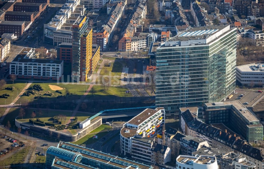 Düsseldorf aus der Vogelperspektive: Gebäudekomplex des Ministerium Ministerium für Verkehr des Landes Nordrhein-Westfalen am Stadttor in Düsseldorf im Bundesland Nordrhein-Westfalen, Deutschland