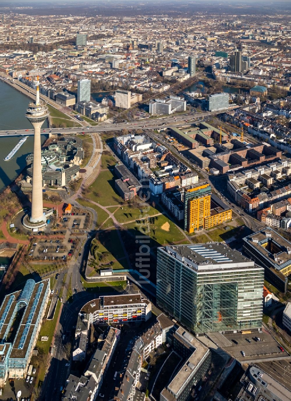 Düsseldorf aus der Vogelperspektive: Gebäudekomplex des Ministerium Ministerium für Verkehr des Landes Nordrhein-Westfalen am Stadttor in Düsseldorf im Bundesland Nordrhein-Westfalen, Deutschland