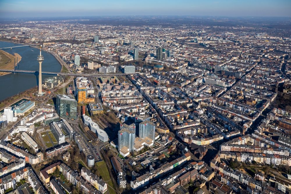 Düsseldorf aus der Vogelperspektive: Gebäudekomplex des Ministerium Ministerium für Verkehr des Landes Nordrhein-Westfalen am Stadttor in Düsseldorf im Bundesland Nordrhein-Westfalen, Deutschland