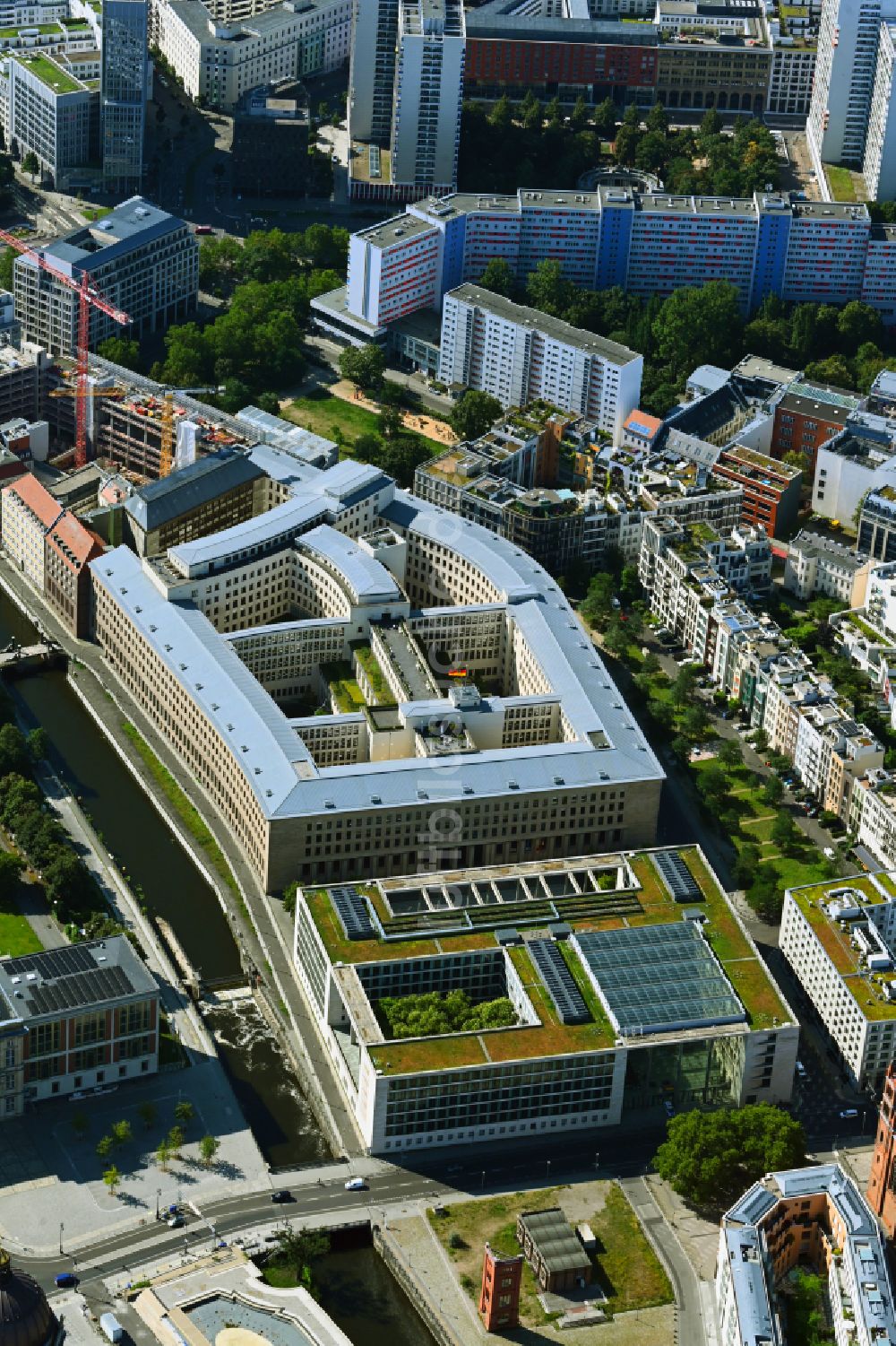 Berlin von oben - Gebäudekomplex des Ministeriums Auswärtiges Amt auch Außenministerium im Ortsteil Mitte in Berlin