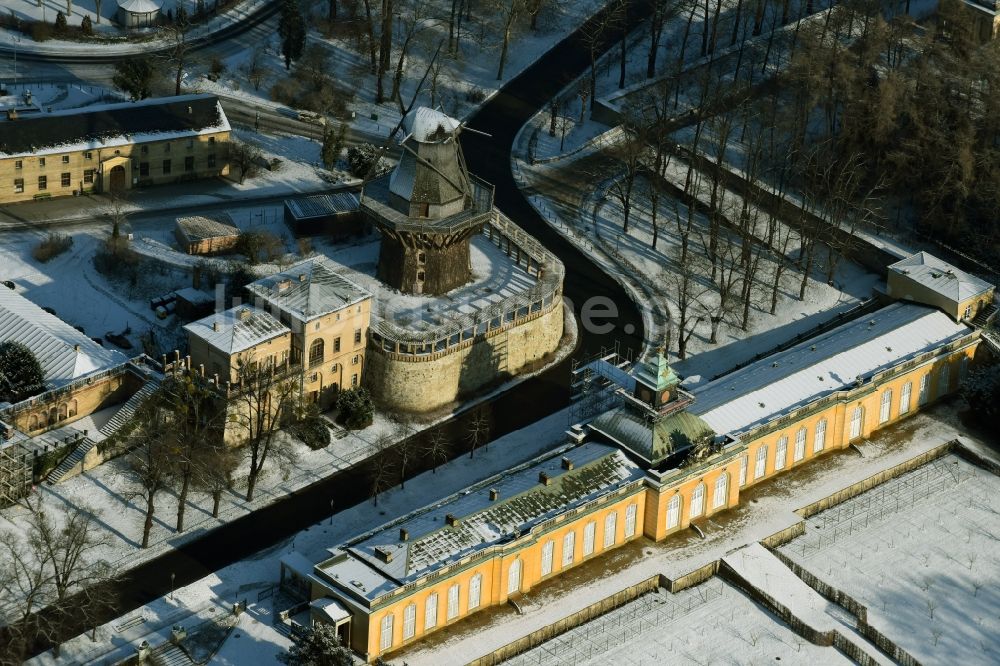 Potsdam von oben - Gebäudekomplex Neue Kammern und Historische Mühle im schnee- bedeckten Schloßpark Park Sanssouci in Potsdam im Bundesland Brandenburg