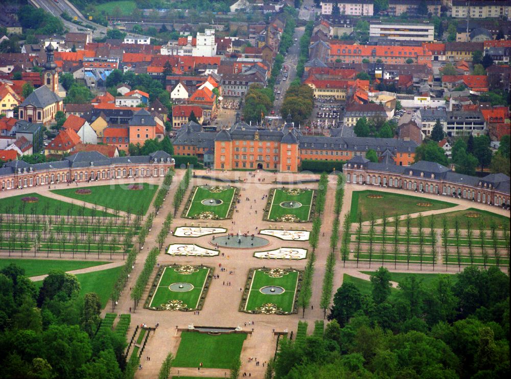 Schwetzingen von oben - Gebäudekomplex der Orangerie Schloss Schwetzingen in Schwetzingen im Bundesland Baden-Württemberg, Deutschland