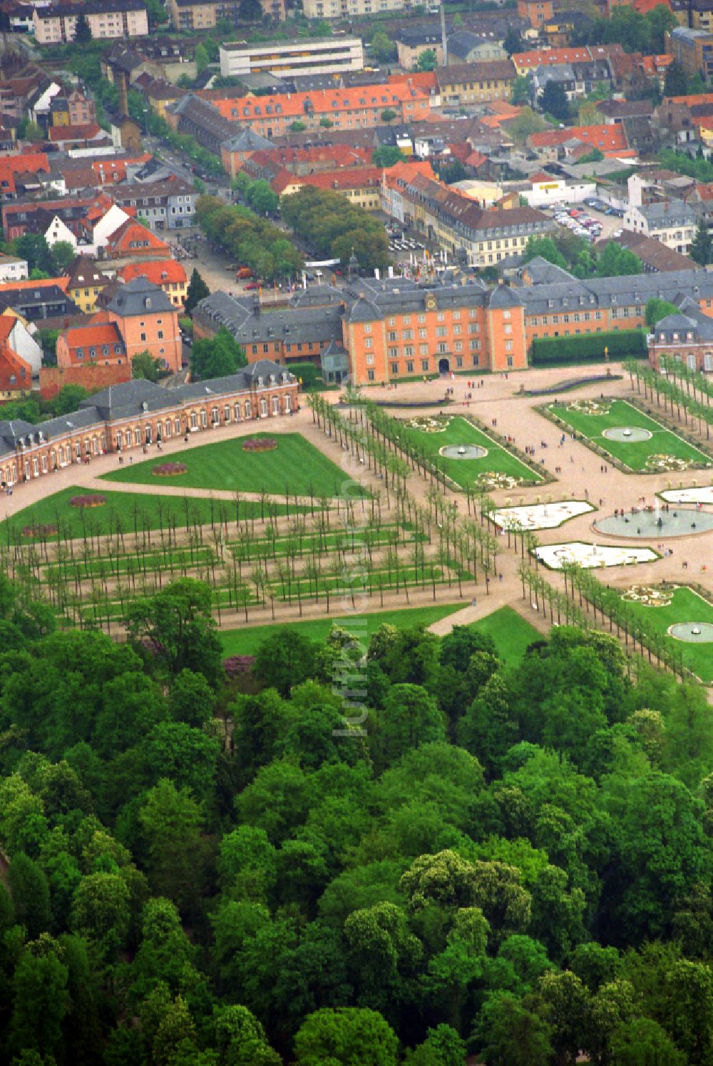 Schwetzingen aus der Vogelperspektive: Gebäudekomplex der Orangerie Schloss Schwetzingen in Schwetzingen im Bundesland Baden-Württemberg, Deutschland