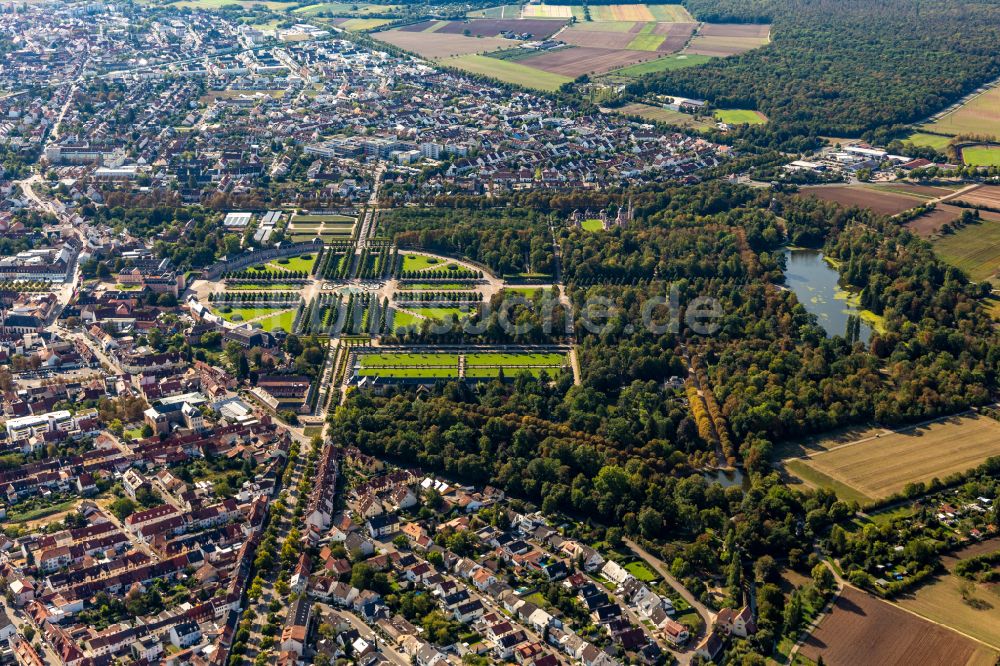 Schwetzingen von oben - Gebäudekomplex der Orangerie Schloss Schwetzingen in Schwetzingen im Bundesland Baden-Württemberg, Deutschland