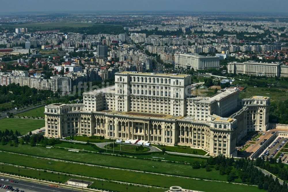 Bukarest aus der Vogelperspektive: Gebäudekomplex Palast des Volkes in Bukarest in Rumänien