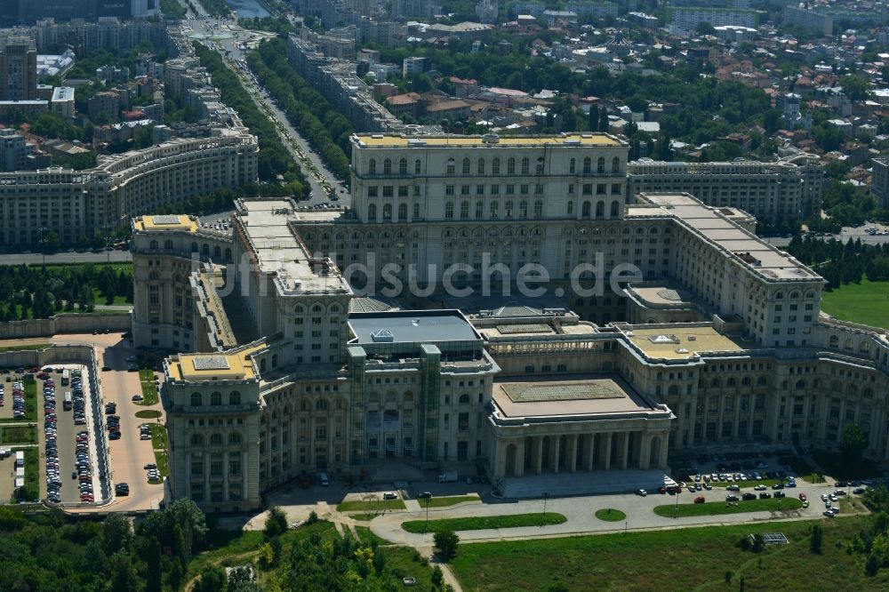 Bukarest von oben - Gebäudekomplex Palast des Volkes in Bukarest in Rumänien