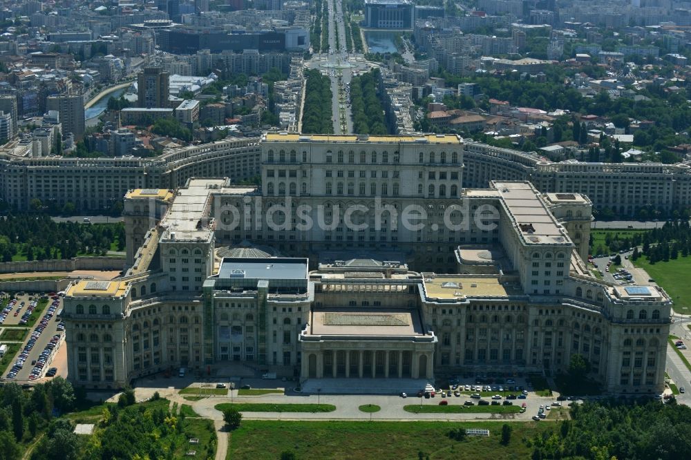 Bukarest aus der Vogelperspektive: Gebäudekomplex Palast des Volkes in Bukarest in Rumänien