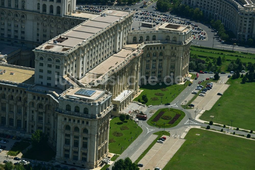 Luftaufnahme Bukarest - Gebäudekomplex Palast des Volkes in Bukarest in Rumänien