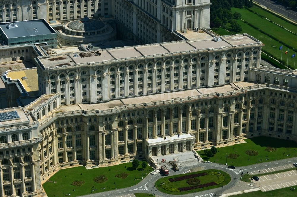 Bukarest aus der Vogelperspektive: Gebäudekomplex Palast des Volkes in Bukarest in Rumänien