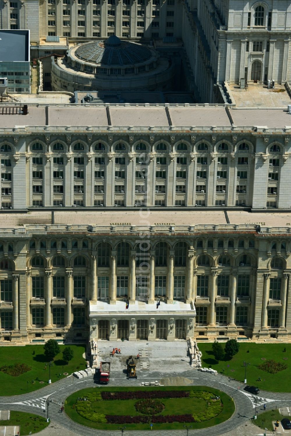 Luftbild Bukarest - Gebäudekomplex Palast des Volkes in Bukarest in Rumänien