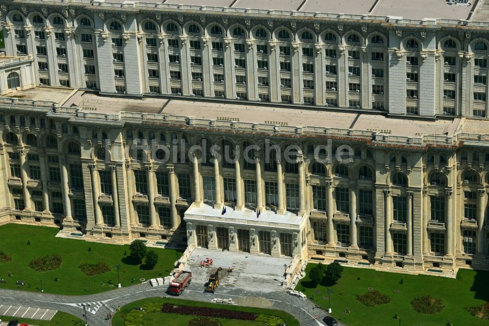 Bukarest von oben - Gebäudekomplex Palast des Volkes in Bukarest in Rumänien