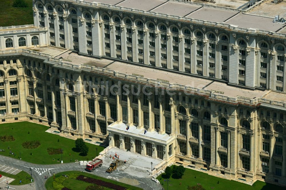 Bukarest aus der Vogelperspektive: Gebäudekomplex Palast des Volkes in Bukarest in Rumänien