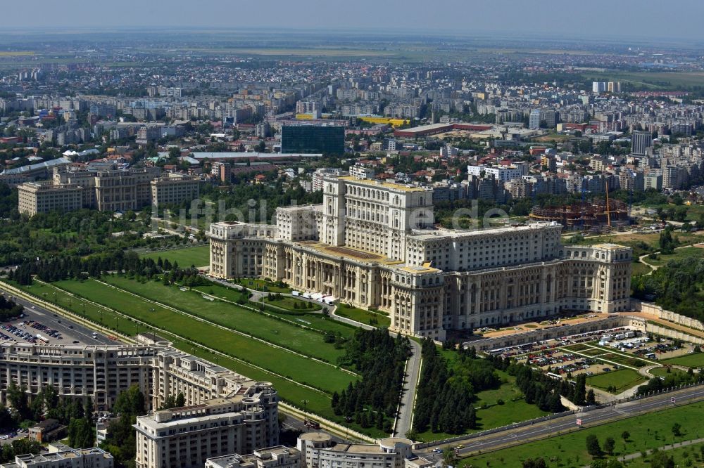 Luftaufnahme Bukarest - Gebäudekomplex Palast des Volkes in Bukarest in Rumänien