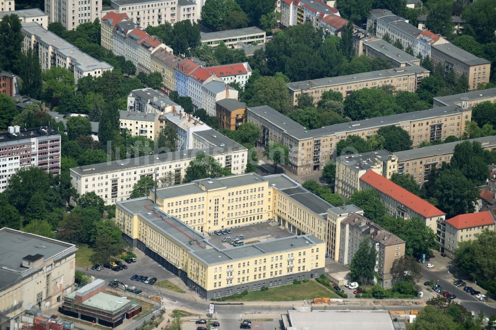 Luftaufnahme Berlin - Gebäudekomplex der Polizei und Feuerwehr Friedrichshain in der Wedekindstraße in Berlin