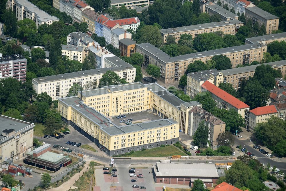 Berlin von oben - Gebäudekomplex der Polizei und Feuerwehr Friedrichshain in der Wedekindstraße in Berlin