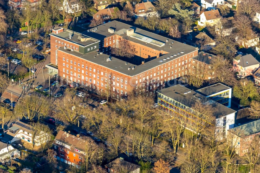 Duisburg von oben - Gebäudekomplex der Polizei Polizeipräsidium Duisburg im Ortsteil Dellviertel in Duisburg im Bundesland Nordrhein-Westfalen, Deutschland