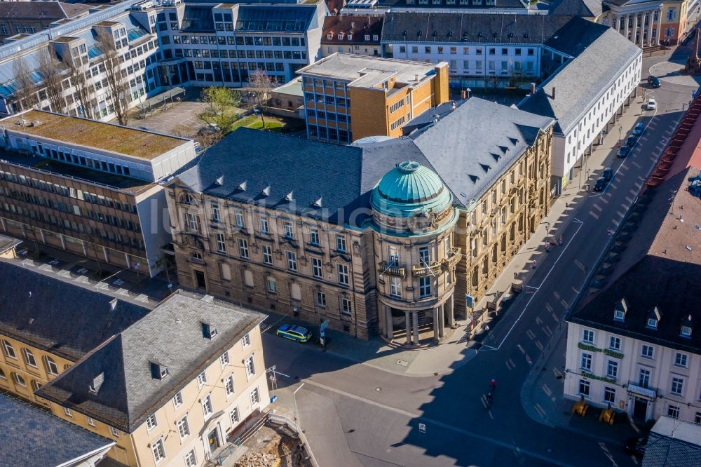 Luftaufnahme Karlsruhe - Gebäudekomplex der Polizei Polizeirevier Karlsruhe-Marktplatz in Karlsruhe im Bundesland Baden-Württemberg, Deutschland