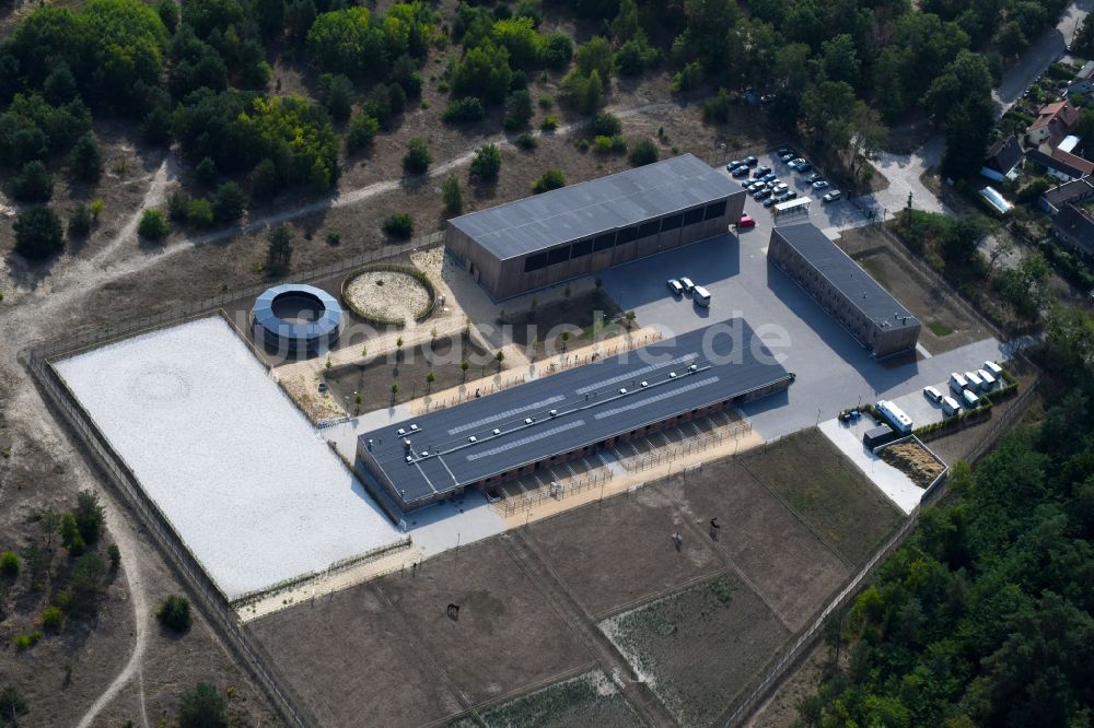 Stahnsdorf aus der Vogelperspektive: Gebäudekomplex der Polizei - Reiterstaffel der Bundespolizeidirektion in Stahnsdorf im Bundesland Brandenburg, Deutschland