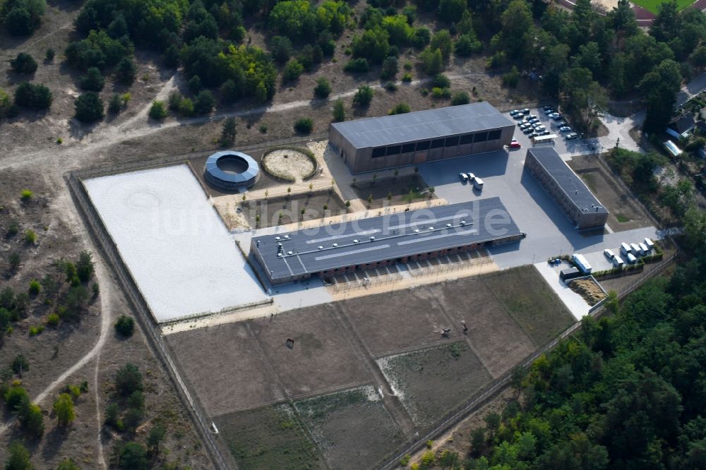 Luftbild Stahnsdorf - Gebäudekomplex der Polizei - Reiterstaffel der Bundespolizeidirektion in Stahnsdorf im Bundesland Brandenburg, Deutschland