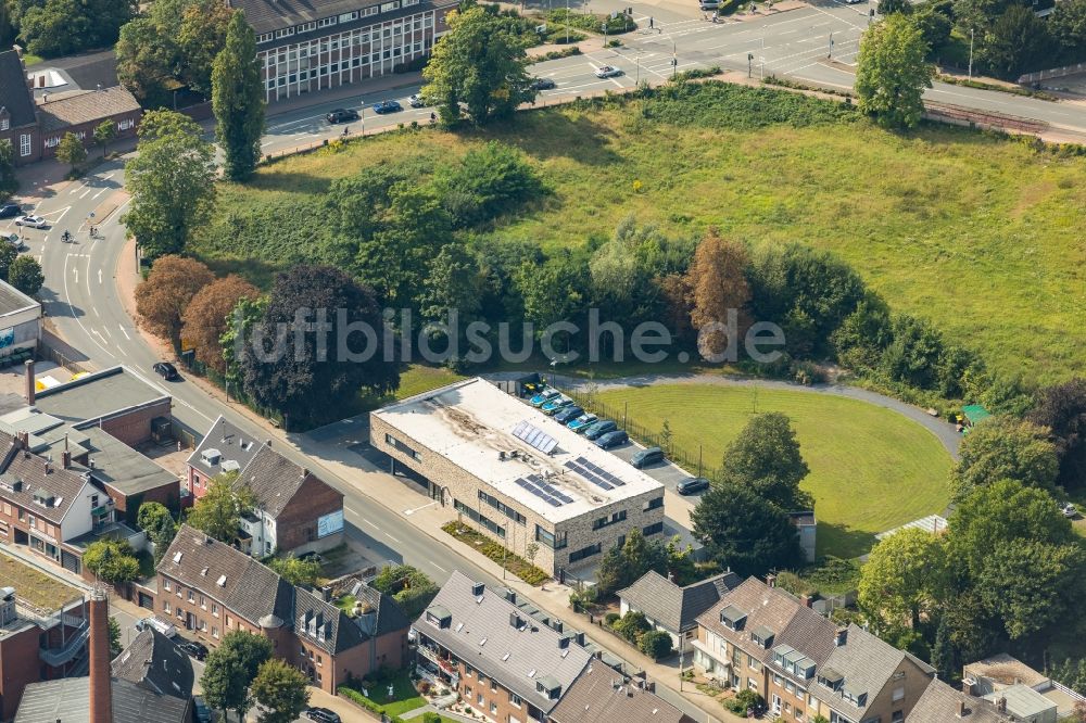 Emmerich am Rhein aus der Vogelperspektive: Gebäudekomplex der Polizei in der Straße Großer Wall in Emmerich am Rhein im Bundesland Nordrhein-Westfalen, Deutschland