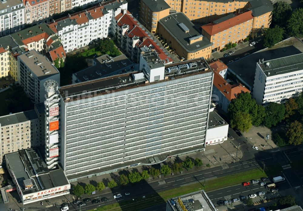 Berlin von oben - Gebäudekomplex Presse- und Medienhauses Berliner Verlag an der Karl-Liebknecht-Straße im Ortsteil Mitte in Berlin, Deutschland