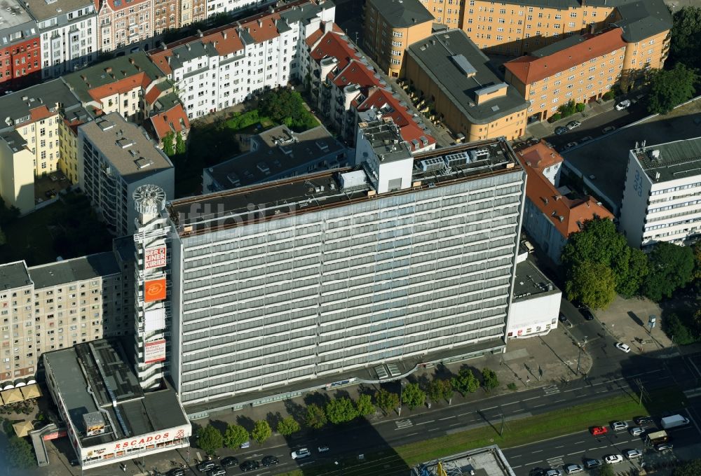 Berlin aus der Vogelperspektive: Gebäudekomplex Presse- und Medienhauses Berliner Verlag an der Karl-Liebknecht-Straße im Ortsteil Mitte in Berlin, Deutschland