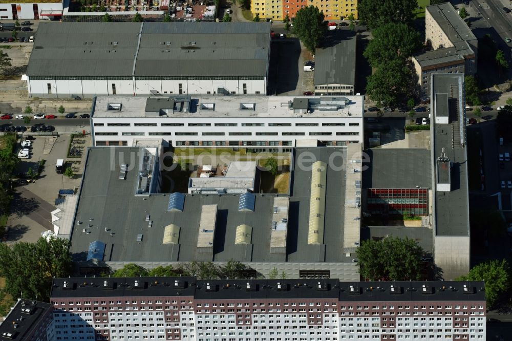 Luftbild Berlin - Gebäudekomplex Presse- und Medienhauses Neues Deutschland am Franz-Mehring-Platz im Ortsteil Friedrichshain in Berlin, Deutschland