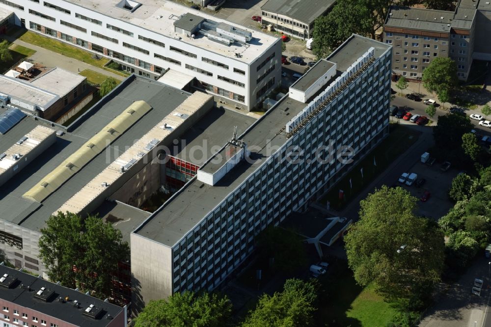 Luftaufnahme Berlin - Gebäudekomplex Presse- und Medienhauses Neues Deutschland am Franz-Mehring-Platz im Ortsteil Friedrichshain in Berlin, Deutschland