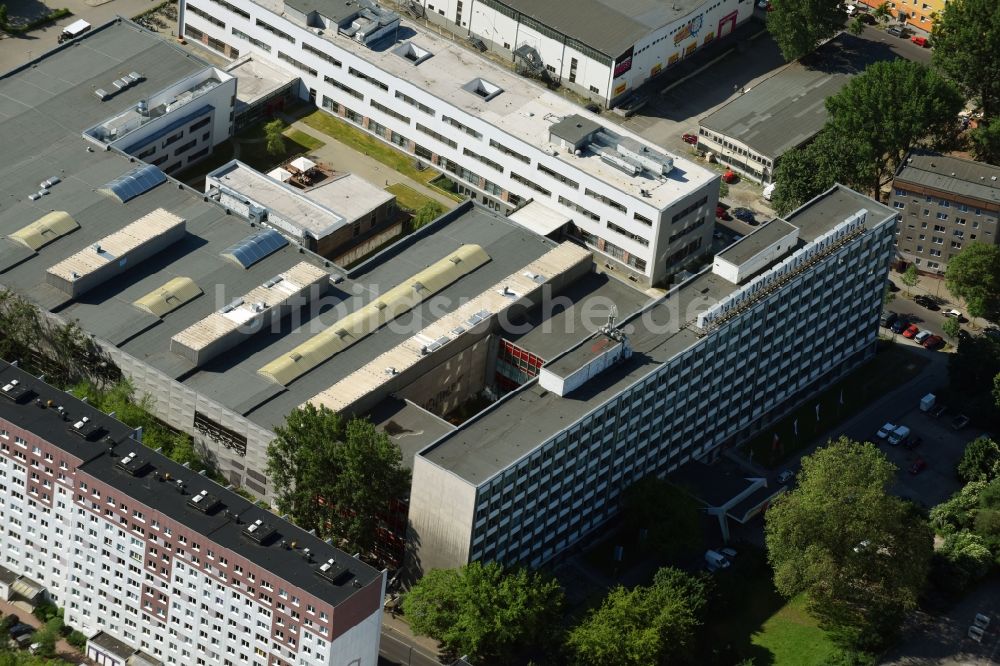 Berlin von oben - Gebäudekomplex Presse- und Medienhauses Neues Deutschland am Franz-Mehring-Platz im Ortsteil Friedrichshain in Berlin, Deutschland