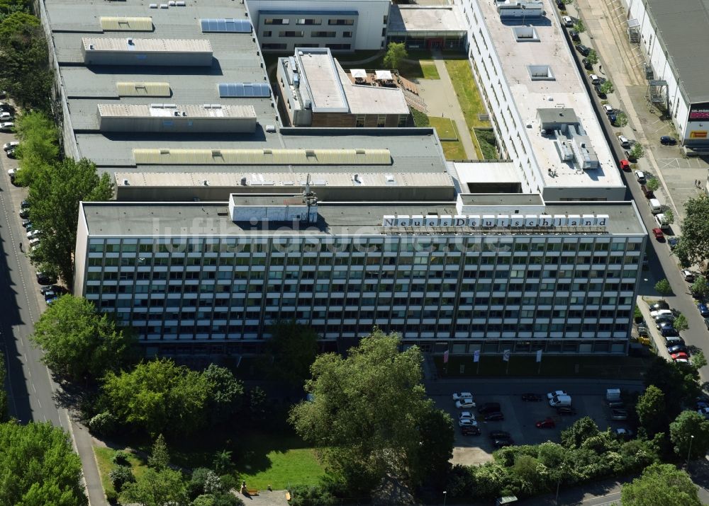 Berlin aus der Vogelperspektive: Gebäudekomplex Presse- und Medienhauses Neues Deutschland am Franz-Mehring-Platz im Ortsteil Friedrichshain in Berlin, Deutschland