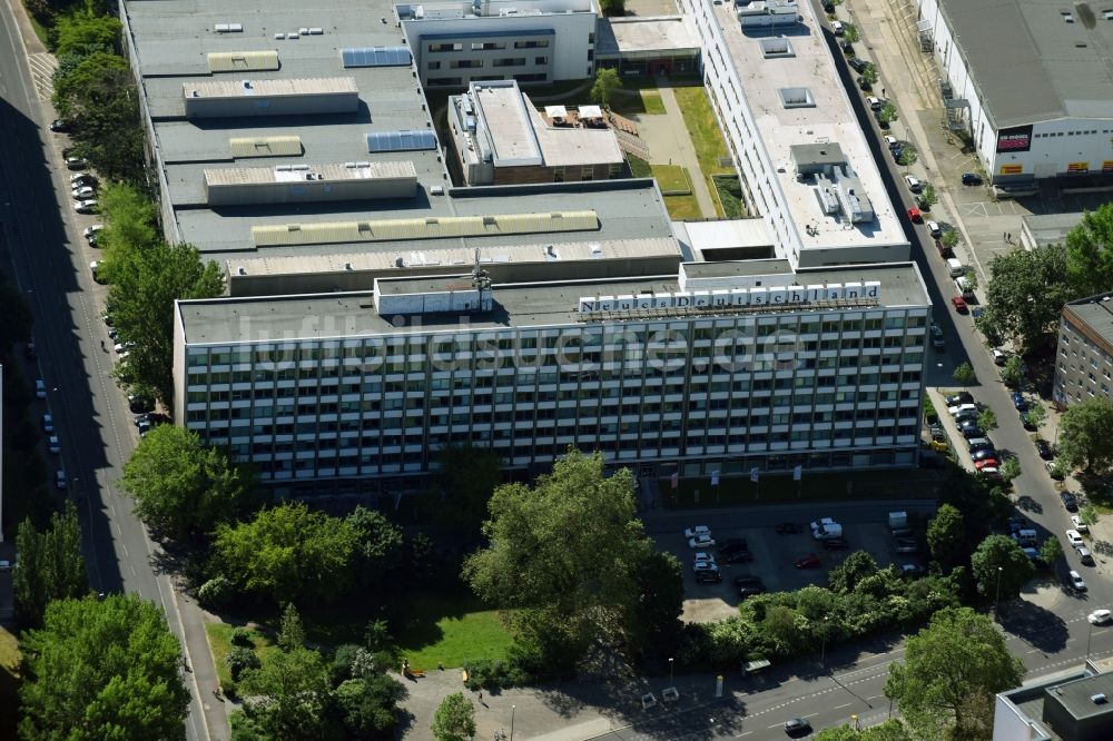 Luftbild Berlin - Gebäudekomplex Presse- und Medienhauses Neues Deutschland am Franz-Mehring-Platz im Ortsteil Friedrichshain in Berlin, Deutschland