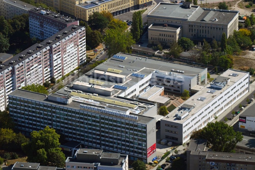 Luftaufnahme Berlin - Gebäudekomplex Presse- und Medienhauses Neues Deutschland am Franz-Mehring-Platz im Ortsteil Friedrichshain in Berlin, Deutschland