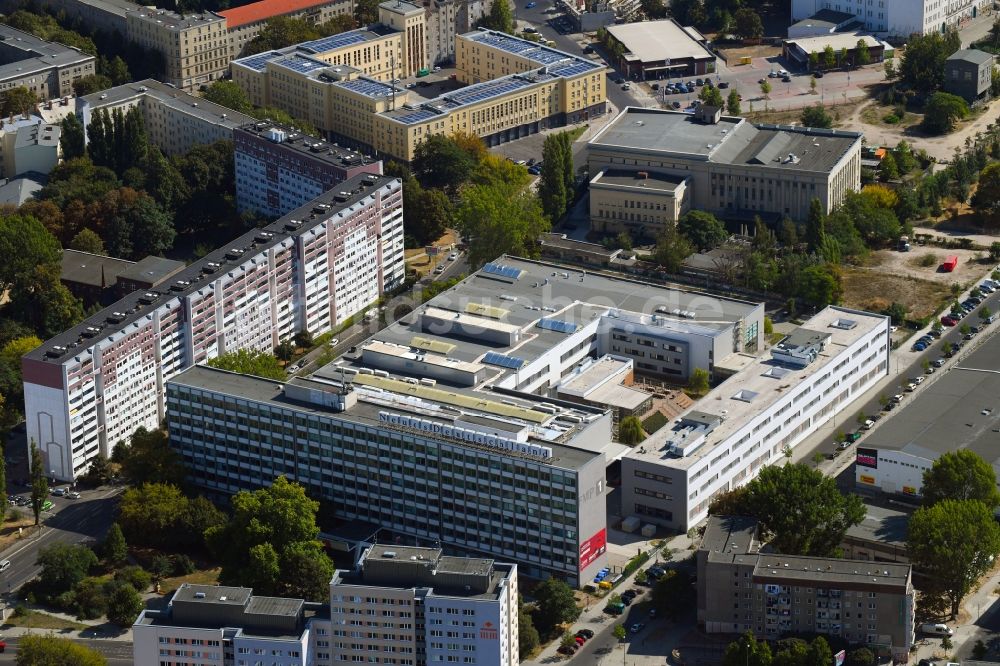 Berlin aus der Vogelperspektive: Gebäudekomplex Presse- und Medienhauses Neues Deutschland am Franz-Mehring-Platz im Ortsteil Friedrichshain in Berlin, Deutschland