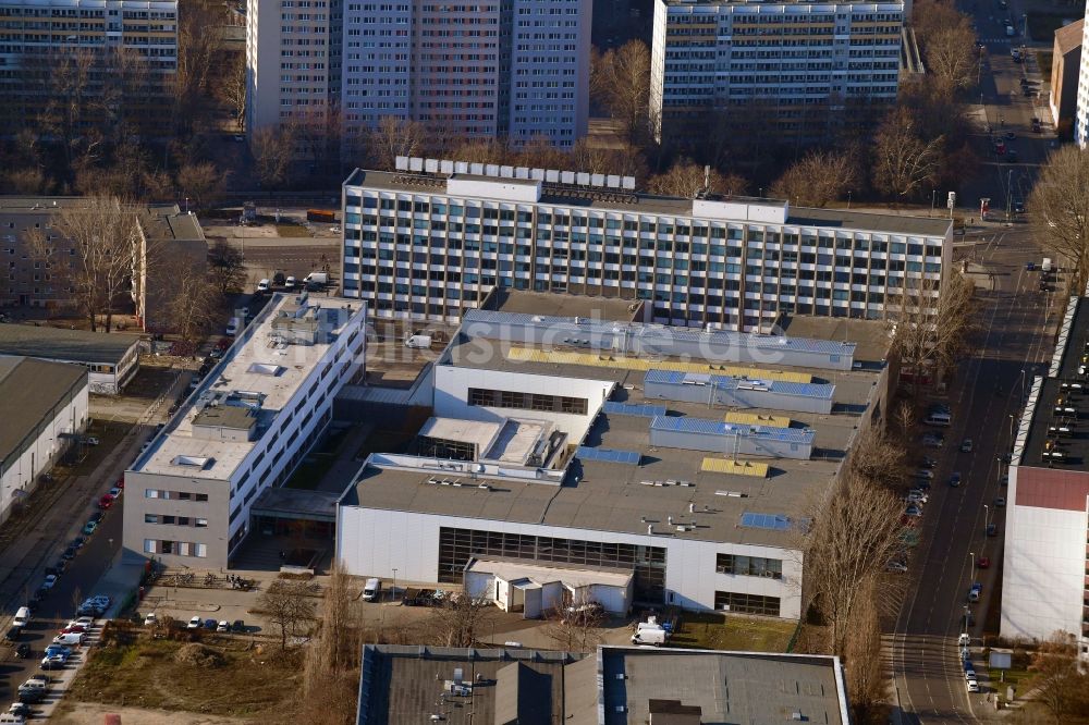 Luftbild Berlin - Gebäudekomplex Presse- und Medienhauses Neues Deutschland am Franz-Mehring-Platz im Ortsteil Friedrichshain in Berlin, Deutschland