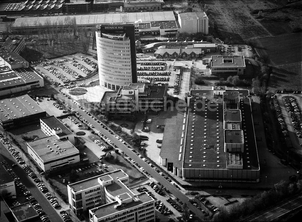 Luftaufnahme Düsseldorf - Gebäudekomplex Presse- und Medienhauses Rheinische Post Verlagsgesellschaft mbH an der Zülpicher Straße im Ortsteil Heerdt in Düsseldorf im Bundesland Nordrhein-Westfalen, Deutschland