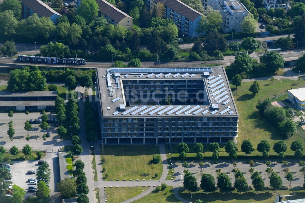 Luftaufnahme Freiburg im Breisgau - Gebäudekomplex des Regierungspräsidium an der Bissierstraße in Freiburg im Breisgau im Bundesland Baden-Württemberg, Deutschland