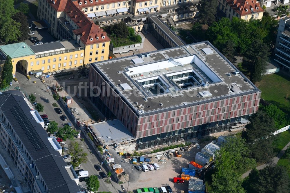 Luftaufnahme Freiburg im Breisgau - Gebäudekomplex des Regierungspräsidium an der Bissierstraße in Freiburg im Breisgau im Bundesland Baden-Württemberg, Deutschland