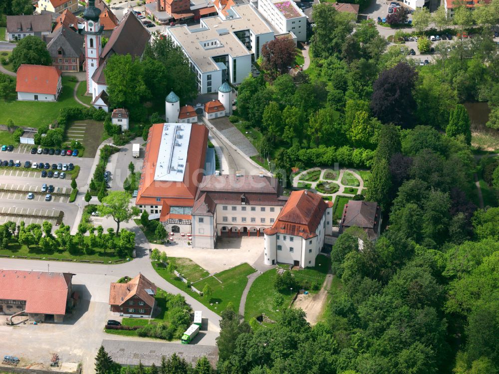 Laupheim aus der Vogelperspektive: Gebäudekomplex des Schloss Großlaupheim in Laupheim im Bundesland Baden-Württemberg, Deutschland