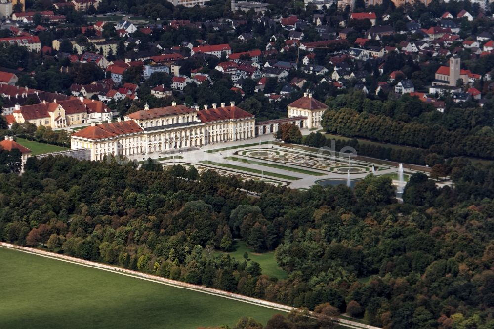 Oberschleißheim aus der Vogelperspektive: Gebäudekomplex im Schloßpark, Hofgarten mit Brunnenanlage und Kanal von Schloß Oberschleißheim im Bundesland Bayern