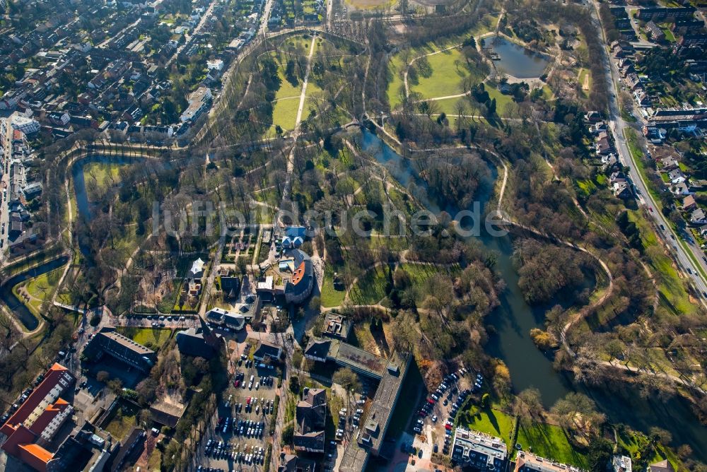 Luftbild Moers - Gebäudekomplex im Schloßpark des Moerser Schlosses in der Innenstadt von Moers im Bundesland Nordrhein-Westfalen