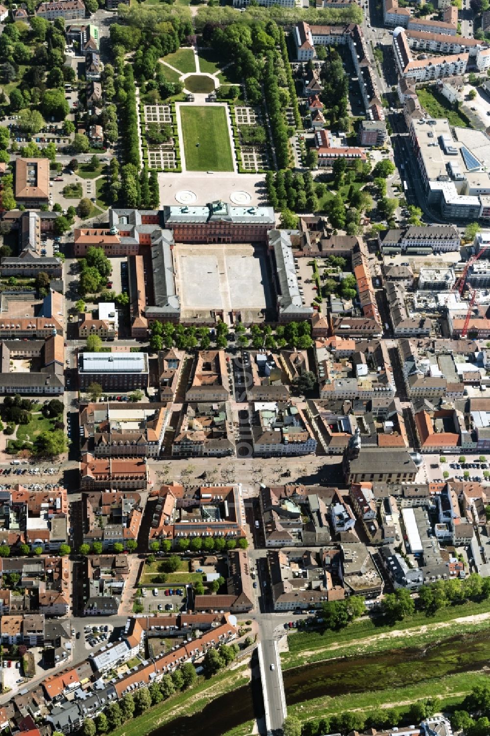 Luftaufnahme Rastatt - Gebäudekomplex im Schloßpark vom Residenzschloss Rastet in der Innenstadt von Rastatt im Bundesland Baden-Württemberg, Deutschland