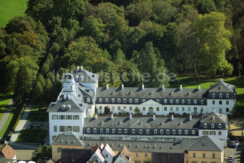 Offenbach am Main aus der Vogelperspektive: Gebäudekomplex im Schloßpark vom Rumpenheimer Schloss in Offenbach am Main im Bundesland Hessen