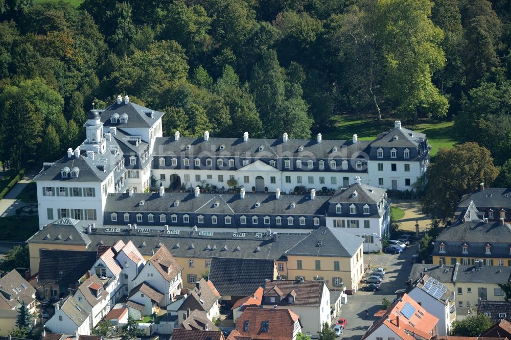 Offenbach am Main aus der Vogelperspektive: Gebäudekomplex im Schloßpark vom Rumpenheimer Schloss in Offenbach am Main im Bundesland Hessen