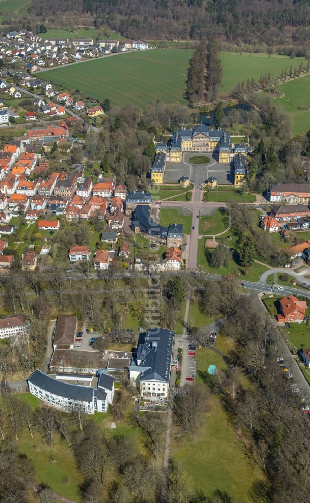 Bad Arolsen aus der Vogelperspektive: Gebäudekomplex im Schloßpark von Schloß Arolsen mit dem Baumpark in Bad Arolsen im Bundesland Hessen, Deutschland