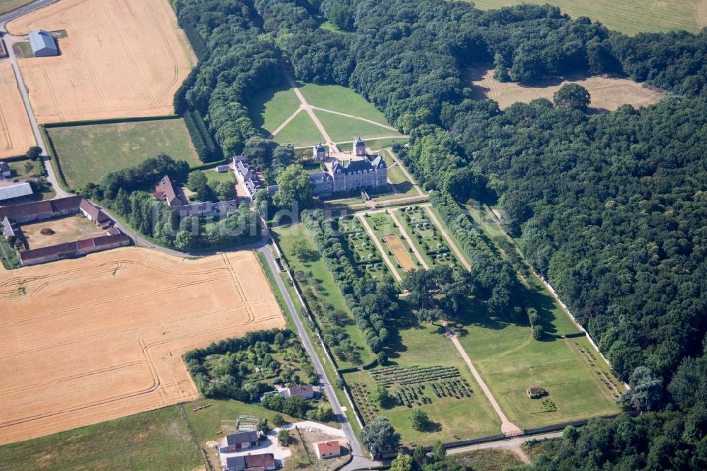 Luftbild Huisseau-en-Beauce - Gebäudekomplex im Schloßpark von Schloß La Basse Cour in Huisseau-en-Beauce in Centre-Val de Loire, Frankreich