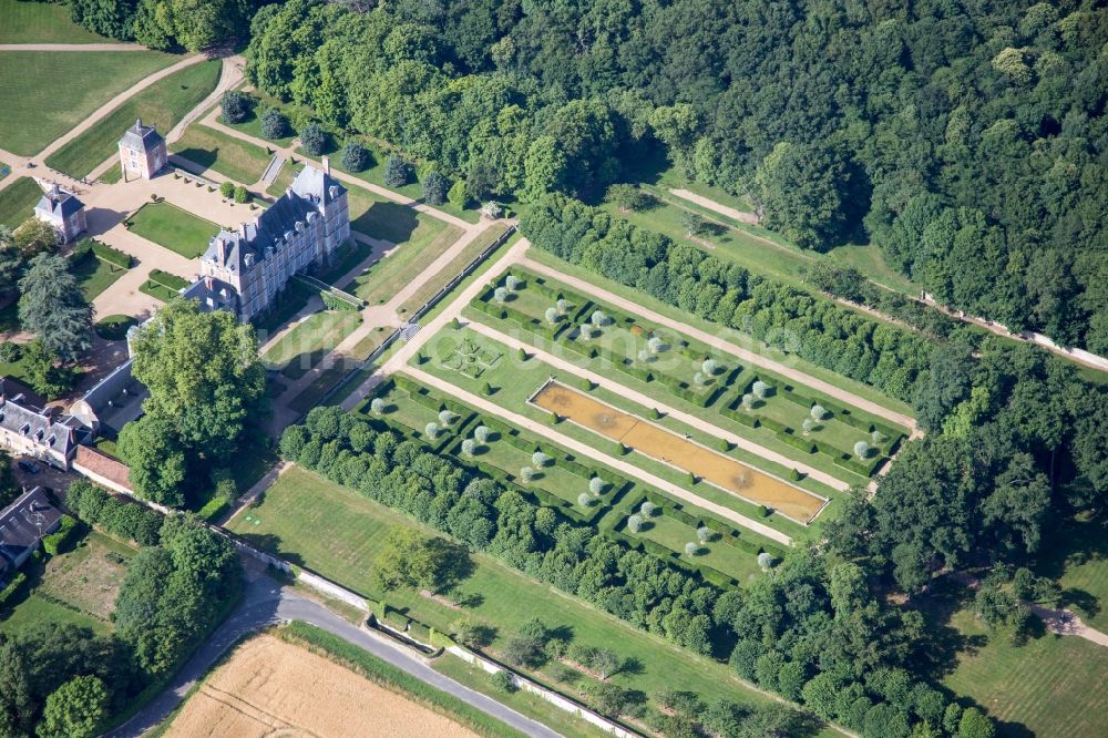 Luftaufnahme Huisseau-en-Beauce - Gebäudekomplex im Schloßpark von Schloß La Basse Cour in Huisseau-en-Beauce in Centre-Val de Loire, Frankreich