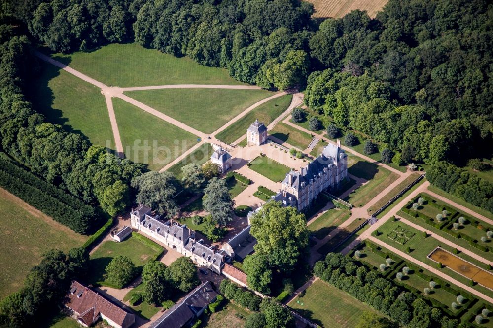 Huisseau-en-Beauce von oben - Gebäudekomplex im Schloßpark von Schloß La Basse Cour in Huisseau-en-Beauce in Centre-Val de Loire, Frankreich