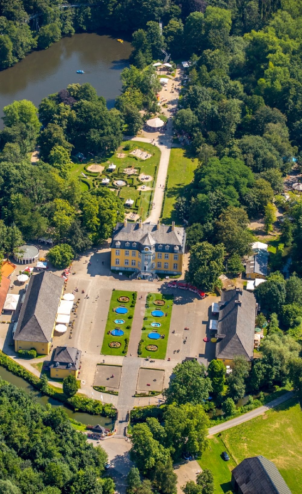 Bottrop von oben - Gebäudekomplex im Schloßpark von Schloß Beck in Bottrop im Bundesland Nordrhein-Westfalen