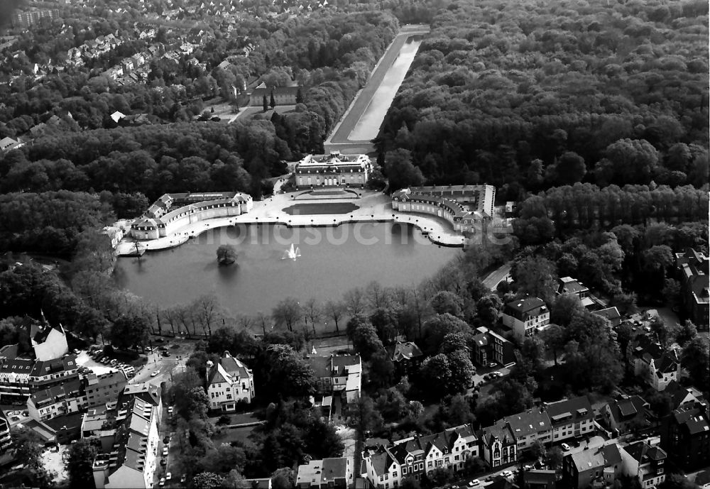 Düsseldorf aus der Vogelperspektive: Gebäudekomplex im Schloßpark von Schloß Benrath in Düsseldorf im Bundesland Nordrhein-Westfalen, Deutschland